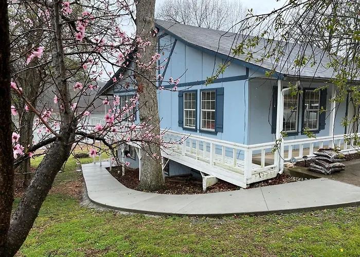 Lakehouse Has Spectacular View Plus Easy Access!